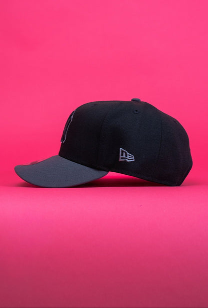 NEW ERA EXCLUSIVE 9FIFTY BLACK/GREY NEW YORK YANKEES SNAPBACK W/ 1999 WORLD SERIES SIDE PATCH