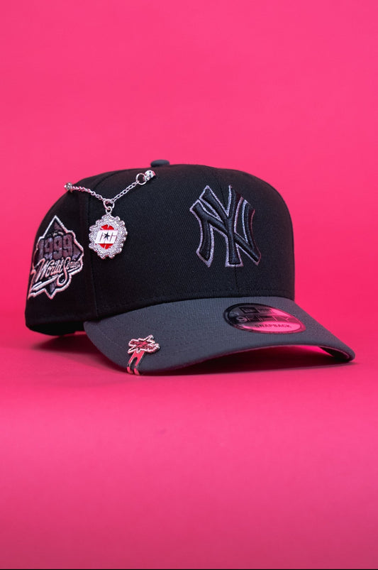NEW ERA EXCLUSIVE 9FIFTY BLACK/GREY NEW YORK YANKEES SNAPBACK W/ 1999 WORLD SERIES SIDE PATCH