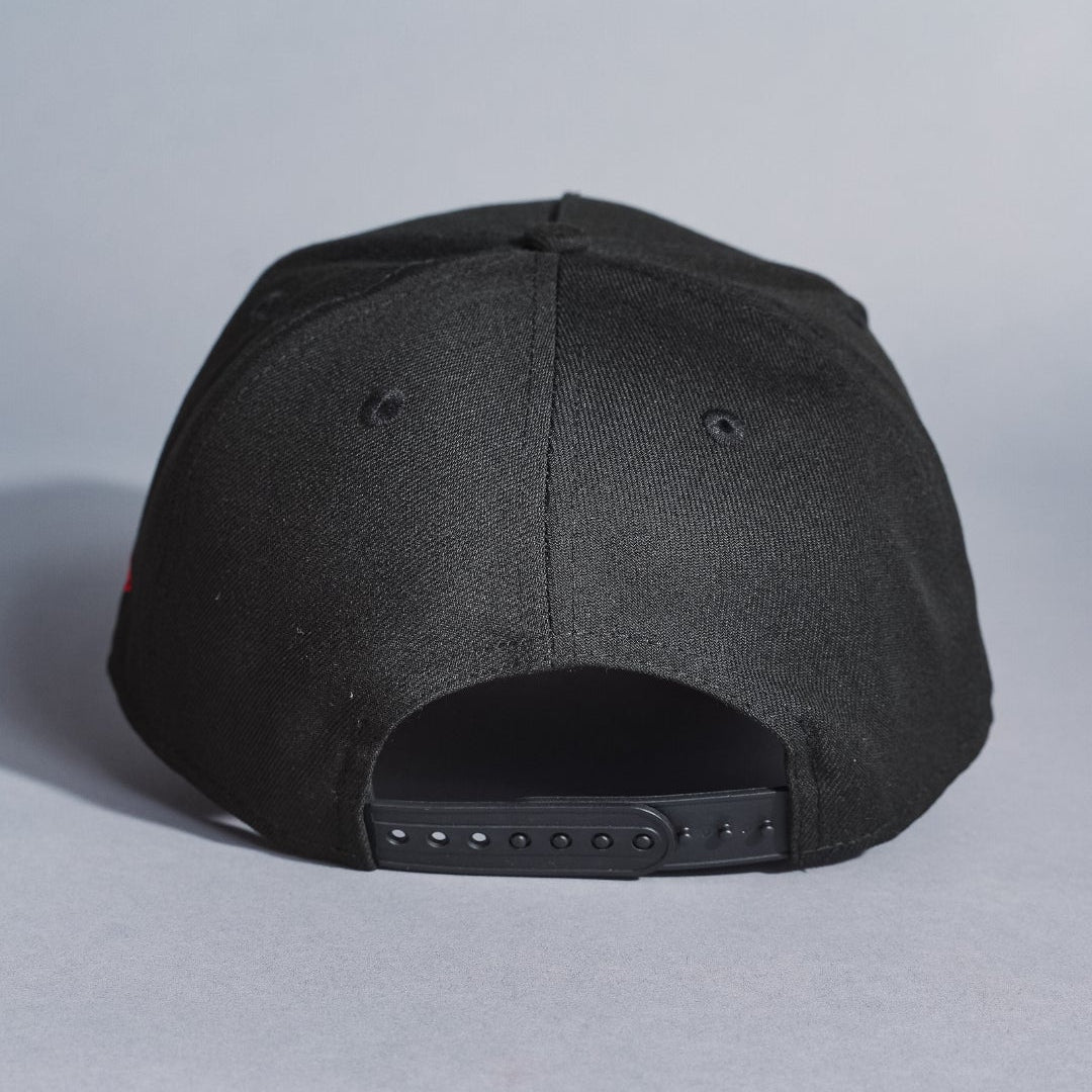 NEW ERA 9FIFTY A-FRAME BLACK ATLANTA BRAVES SNAPBACK W/ OUTLINE + 1999 WORLD SERIES SIDE PATCH