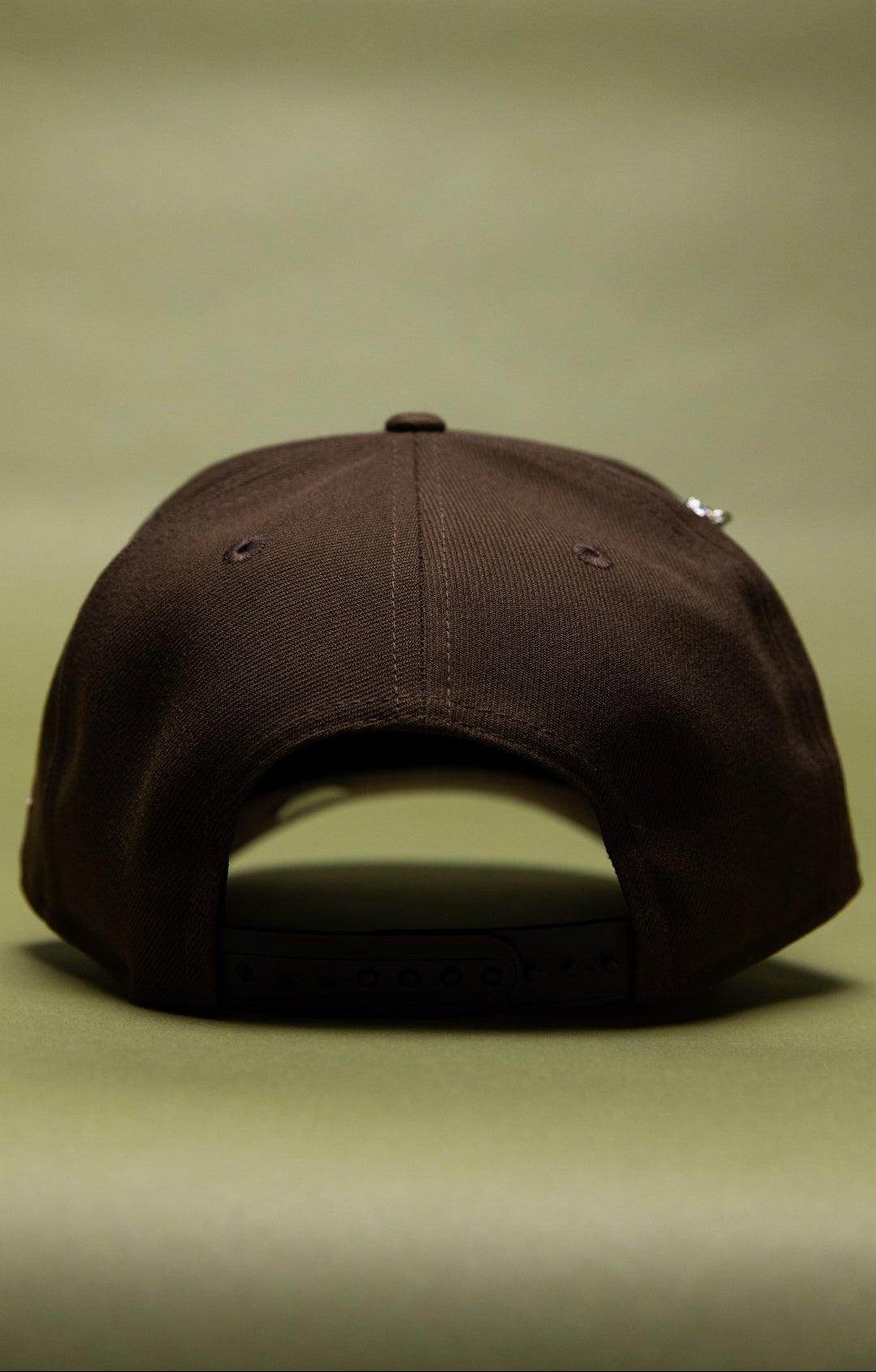 NEW ERA EXCLUSIVE 9FIFTY BROWN ATLANTA BRAVES SCRIPT SNAPBACK W/ 1999 WORLD SERIES SIDE PATCH