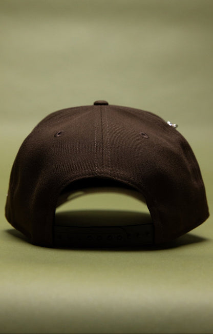 NEW ERA EXCLUSIVE 9FIFTY BROWN ATLANTA BRAVES SCRIPT SNAPBACK W/ 1999 WORLD SERIES SIDE PATCH