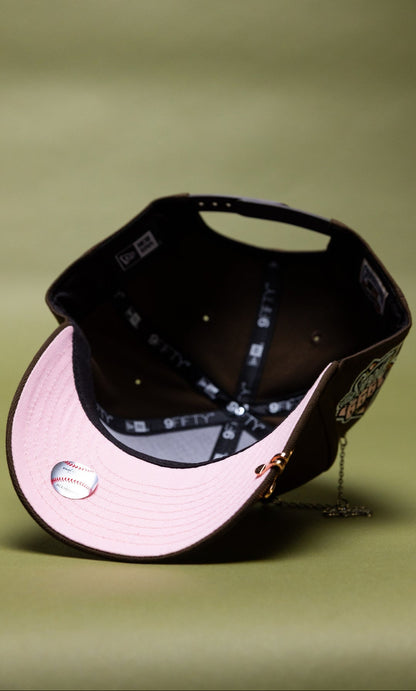 NEW ERA EXCLUSIVE 9FIFTY BROWN ATLANTA BRAVES SCRIPT SNAPBACK W/ 1999 WORLD SERIES SIDE PATCH