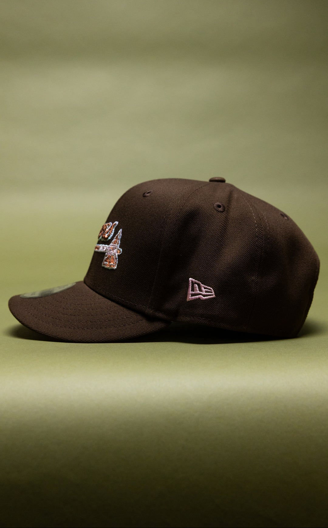 NEW ERA EXCLUSIVE 9FIFTY BROWN ATLANTA BRAVES SCRIPT SNAPBACK W/ 1999 WORLD SERIES SIDE PATCH
