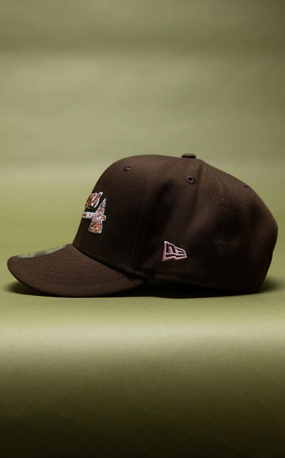 NEW ERA EXCLUSIVE 9FIFTY BROWN ATLANTA BRAVES SCRIPT SNAPBACK W/ 1999 WORLD SERIES SIDE PATCH