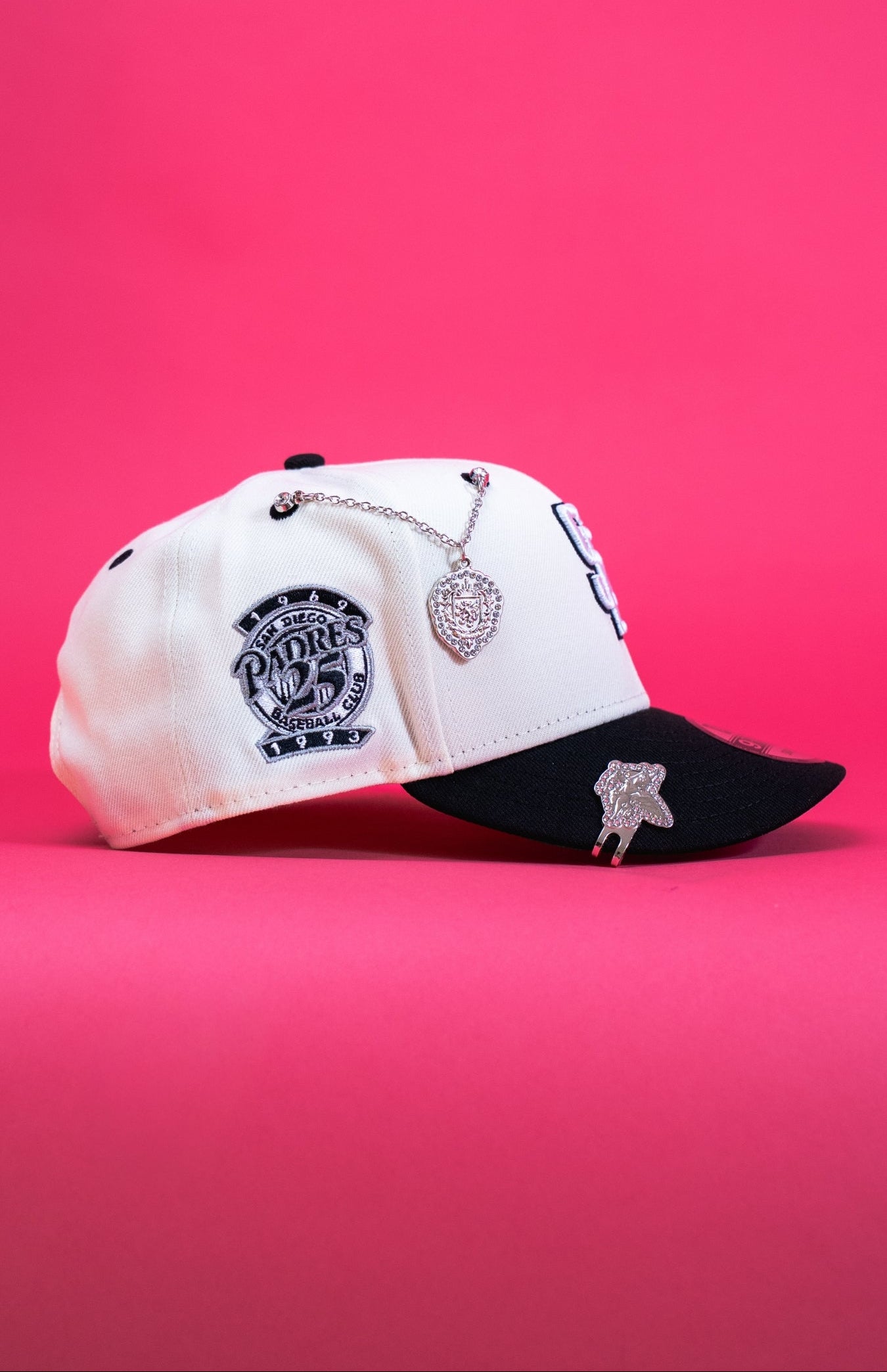 NEW ERA EXCLUSIVE 9FIFTY CHROME/BLACK SAN DIEGO PADRES SNAPBACK W/ 25TH ANNIVERSARY SIDE PATCH